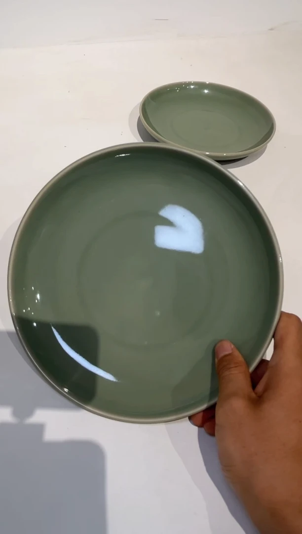 瓷瑕疵青釉素面盘1个