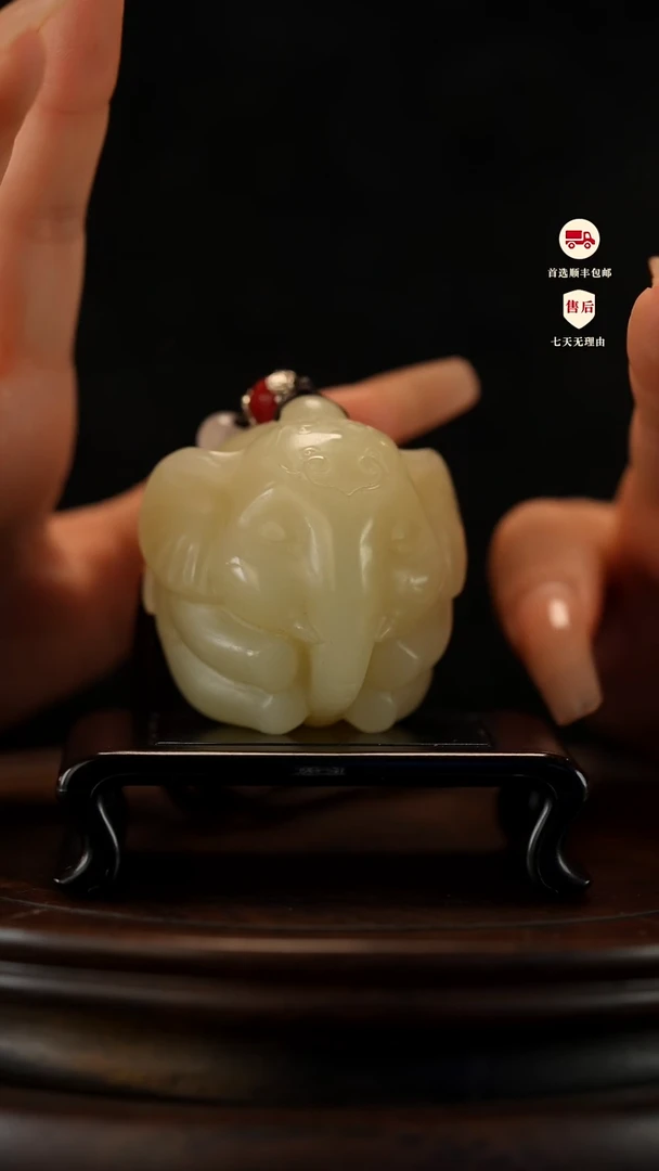 云南石竹叶青雕刻：手握吉象手把件摆件