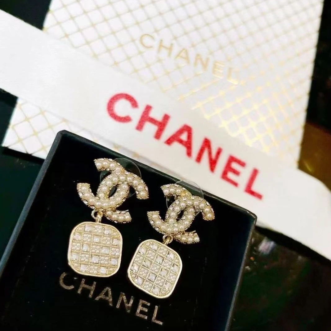 未使用 Chanel/香奈儿 精致 时尚 方糖 满钻 耳钉AY0244