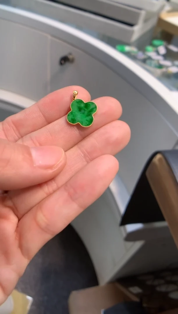 颈饰18K金镶嵌翡翠花件吊坠