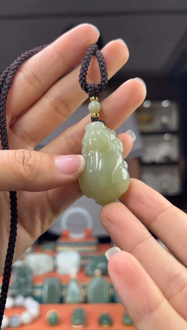 和田玉未镶嵌颈饰佩佩