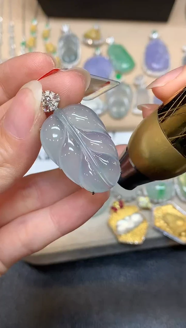 颈饰18K金镶嵌翡翠树叶【无服务费