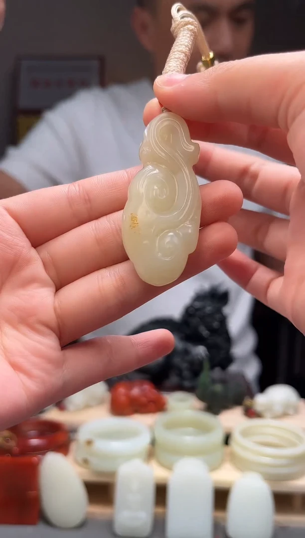 颈饰未镶嵌和田玉吊坠