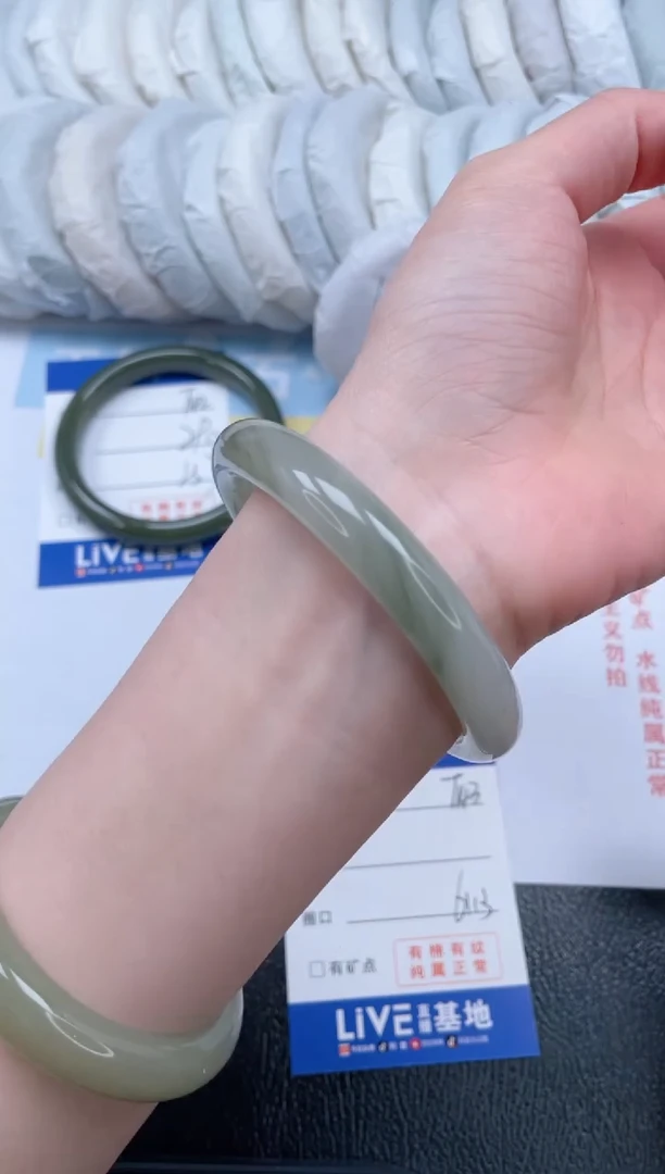 【闪购商品】石英质玉手镯未镶嵌T143-61.3