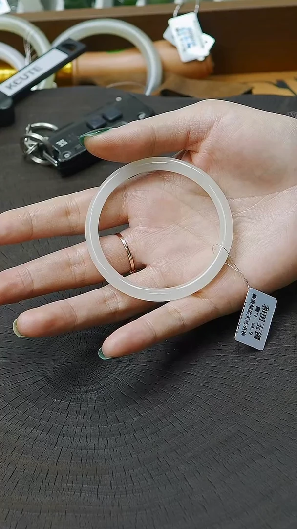 未镶嵌手镯和田玉55圈口 冰白手镯