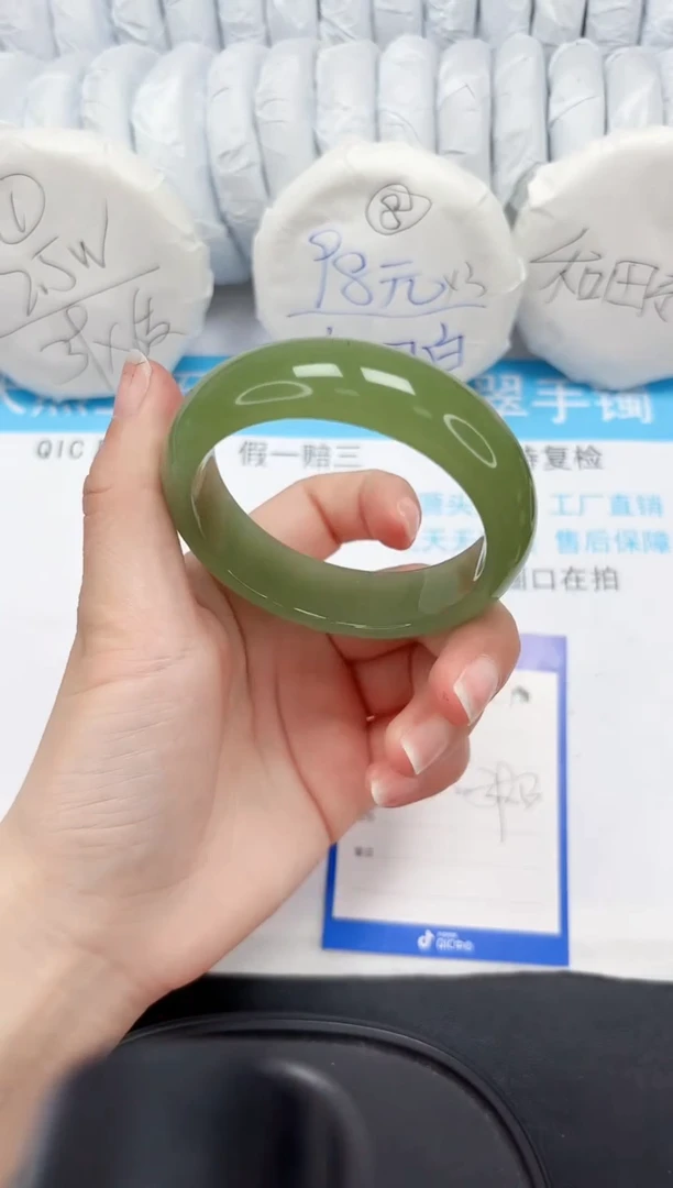 【闪购商品】石英质玉手镯未镶嵌198-57.1