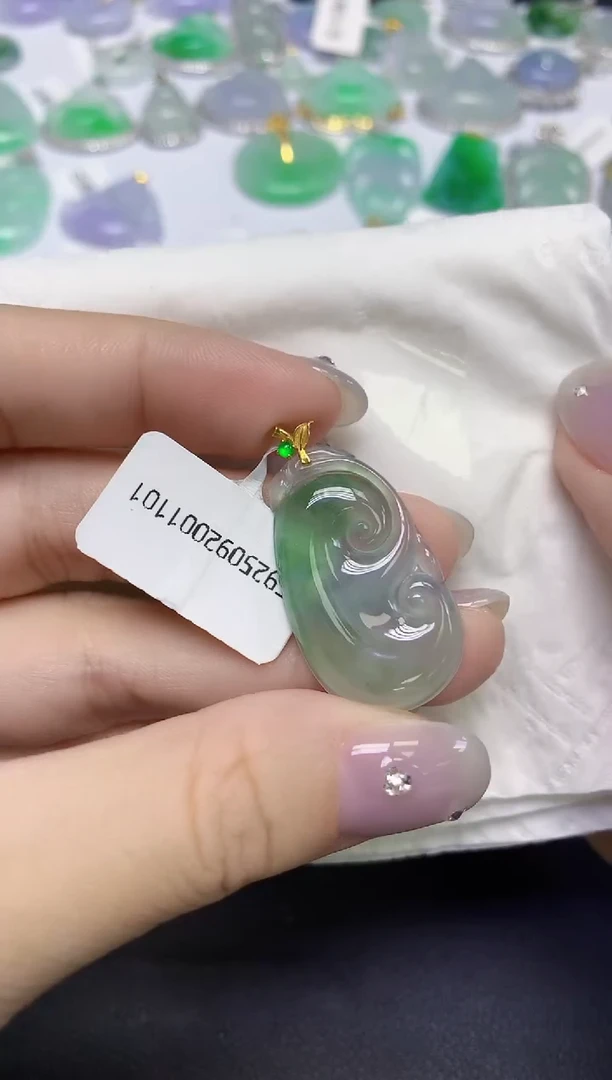 颈饰18K金镶嵌翡翠天然缅甸翡翠A货多样性发一件