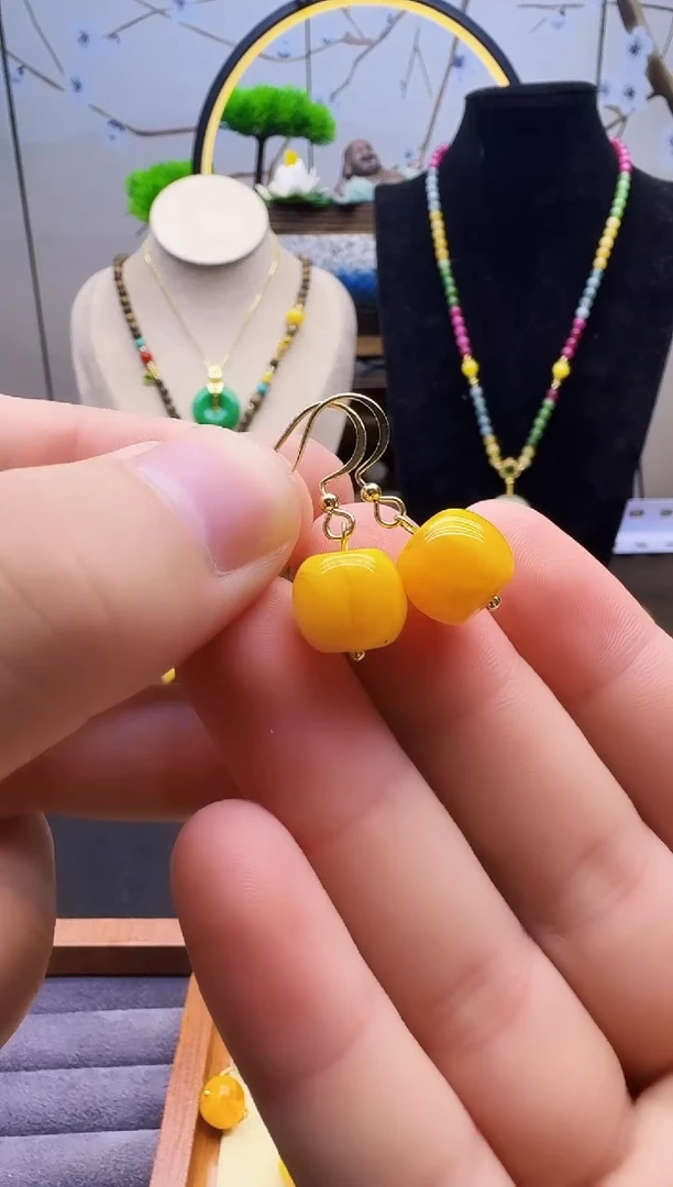 14K金镶嵌蜜蜡耳饰E01