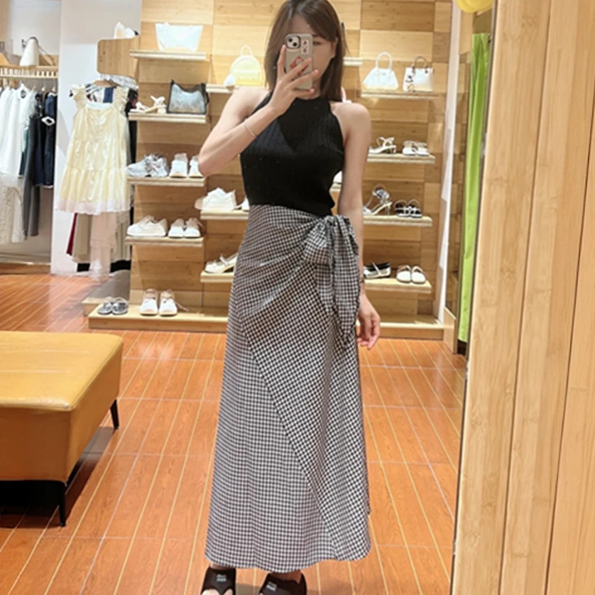 法式气质穿搭一整套黑色针织挂脖女夏季外穿上衣黑白格半身裙套装