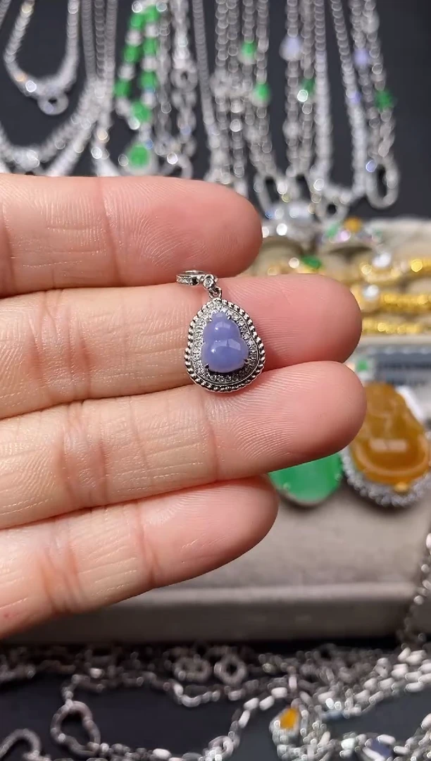 颈饰18K金镶嵌翡翠吊坠