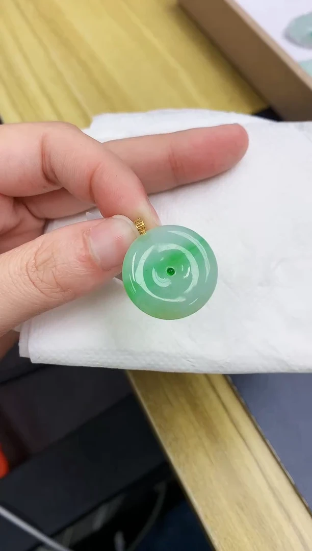 颈饰18K金镶嵌翡翠天然A货