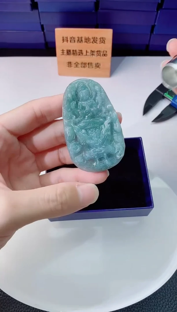 翡翠未镶嵌颈饰    `