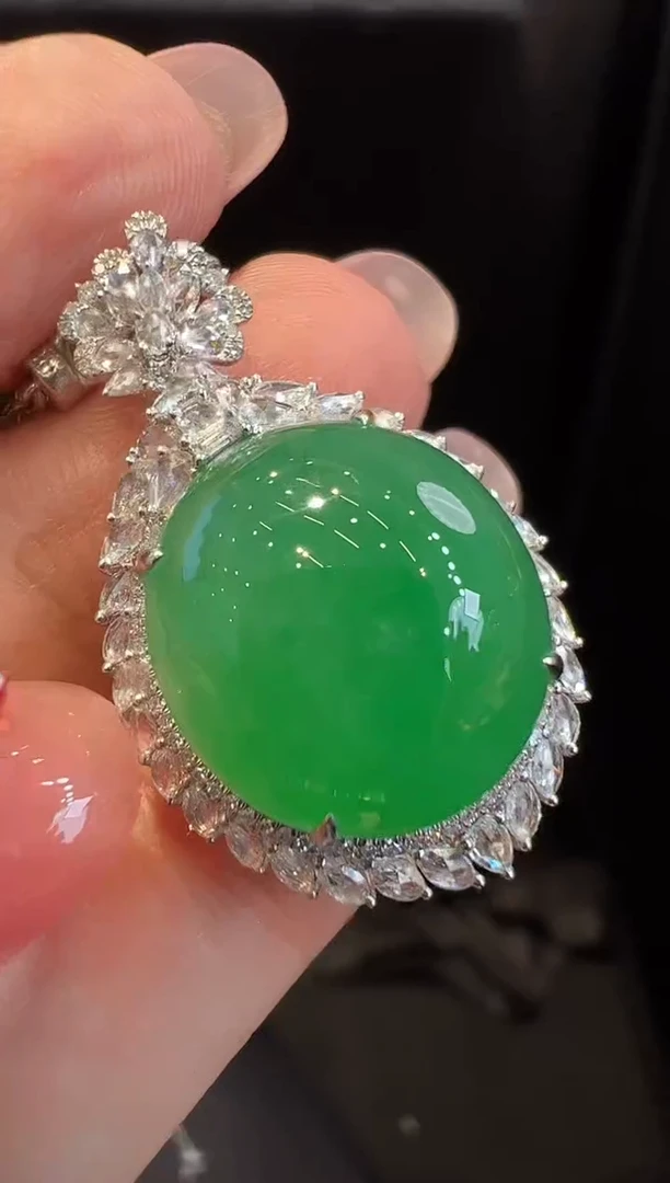 颈饰18K金镶嵌翡翠吊坠