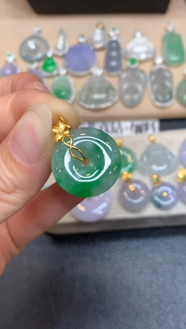 颈饰18K金镶嵌翡翠平安扣【无服务费