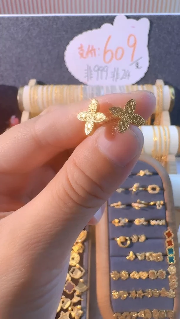 龙鳞四叶草耳钉  1.83克