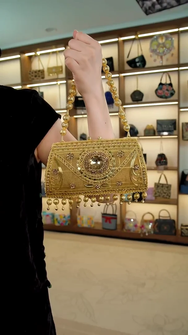 织绣百格汇手工串珠包