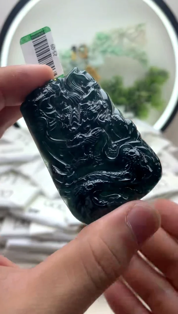 颈饰未镶嵌翡翠龙牌