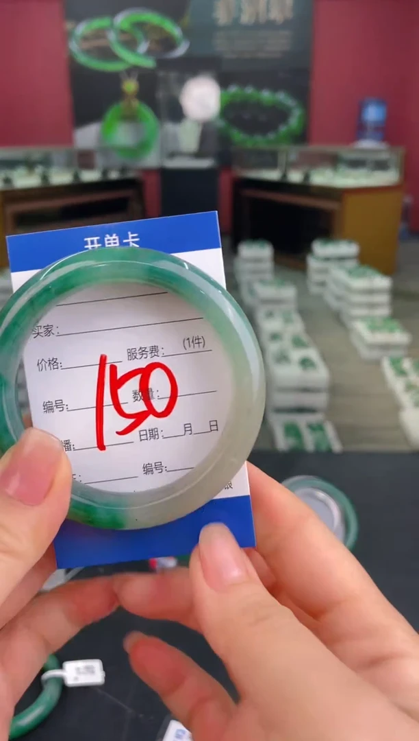未镶嵌手镯石英质玉（非洲翠）飘花手镯