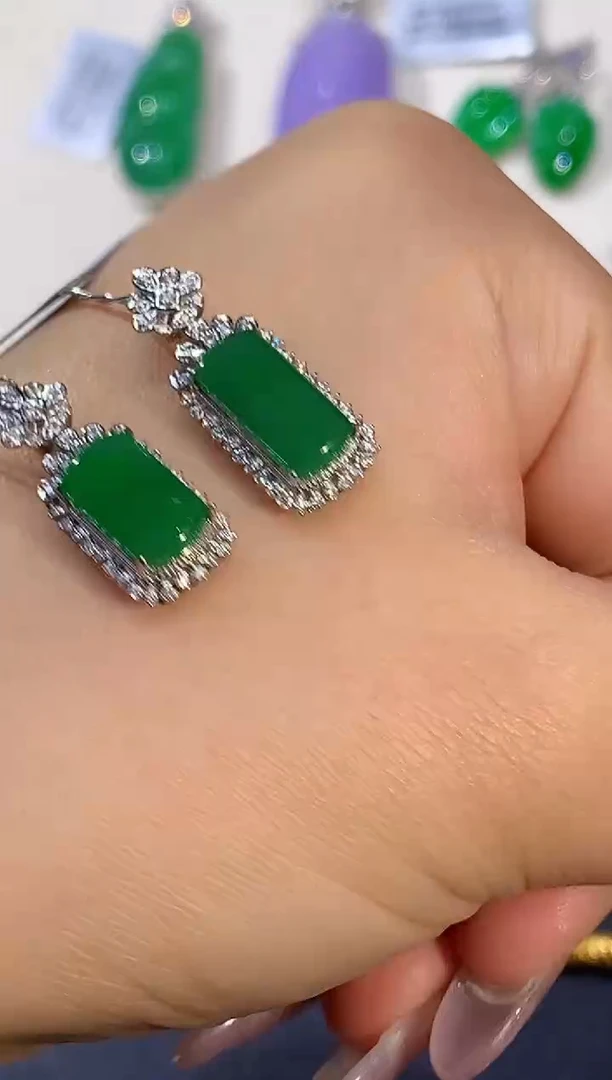 吊坠(不含链)18K金镶嵌翡翠多样性发其一