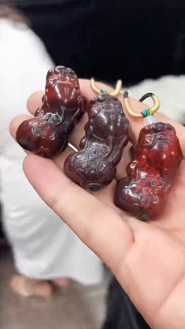 石英质玉未镶嵌颈饰天然鸡血玉貔貅吊坠拍一发一多样性发其一