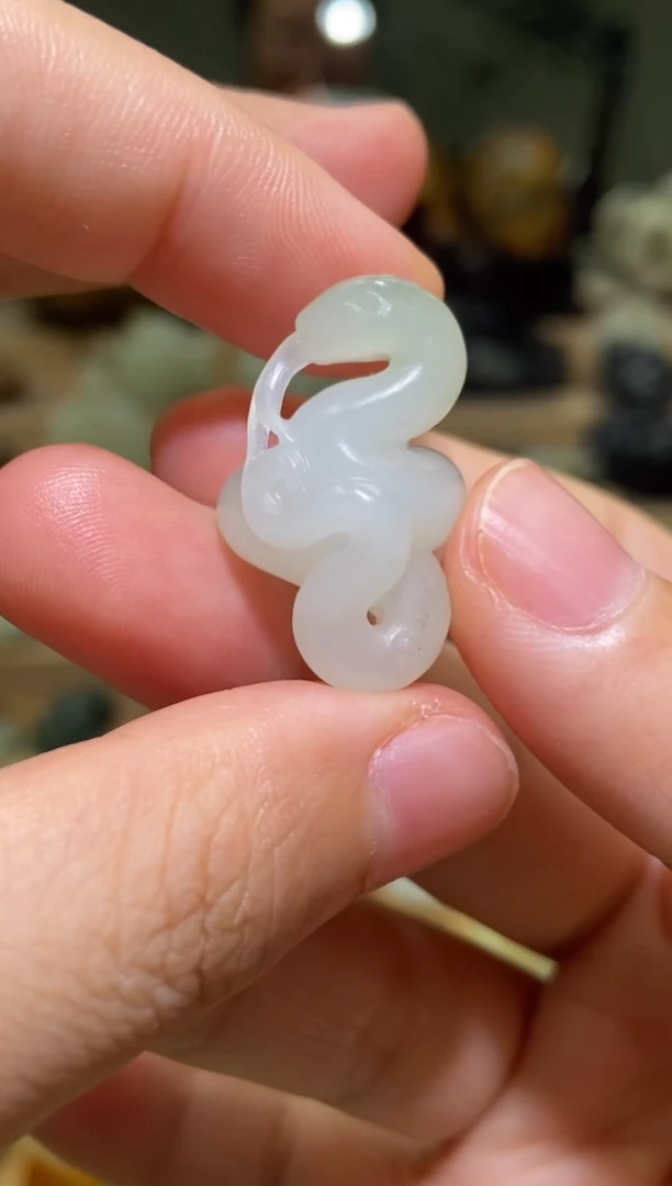 未镶嵌和田玉挂件新疆和田玉蛇 挂件腰缠万贯 带翠青 带皮