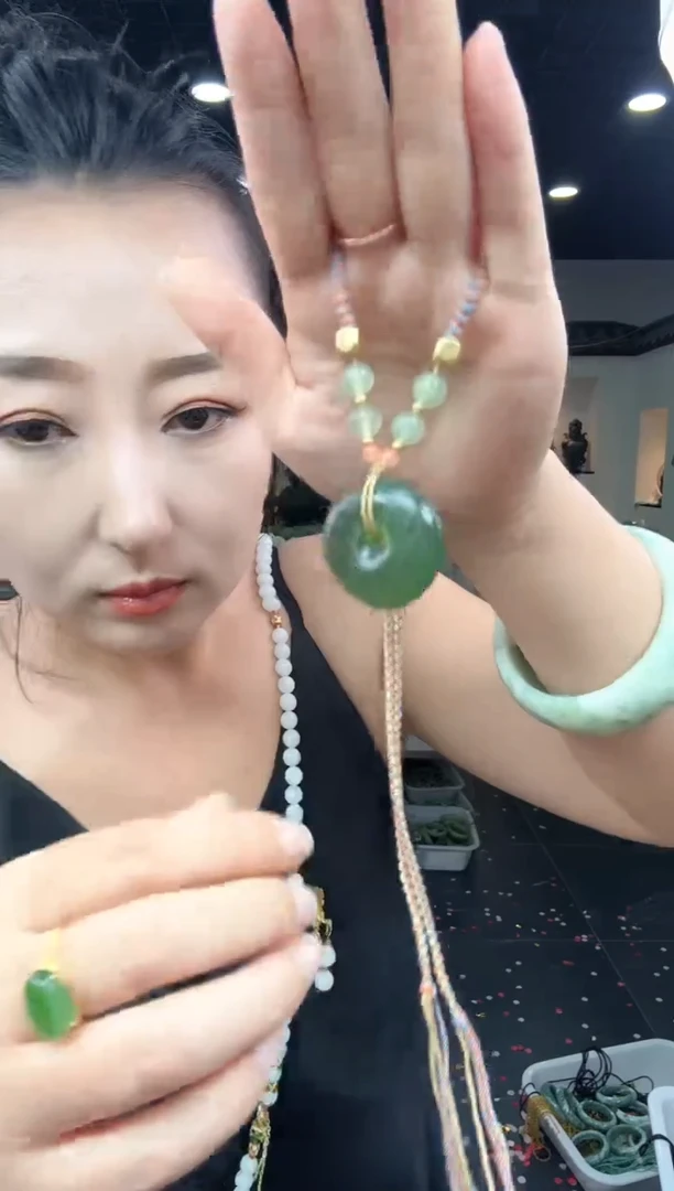 岫玉未镶嵌颈饰180深色雕刻平安扣