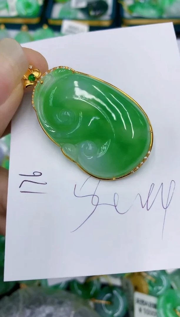 翡翠18K金镶嵌颈饰艾****️11111111111