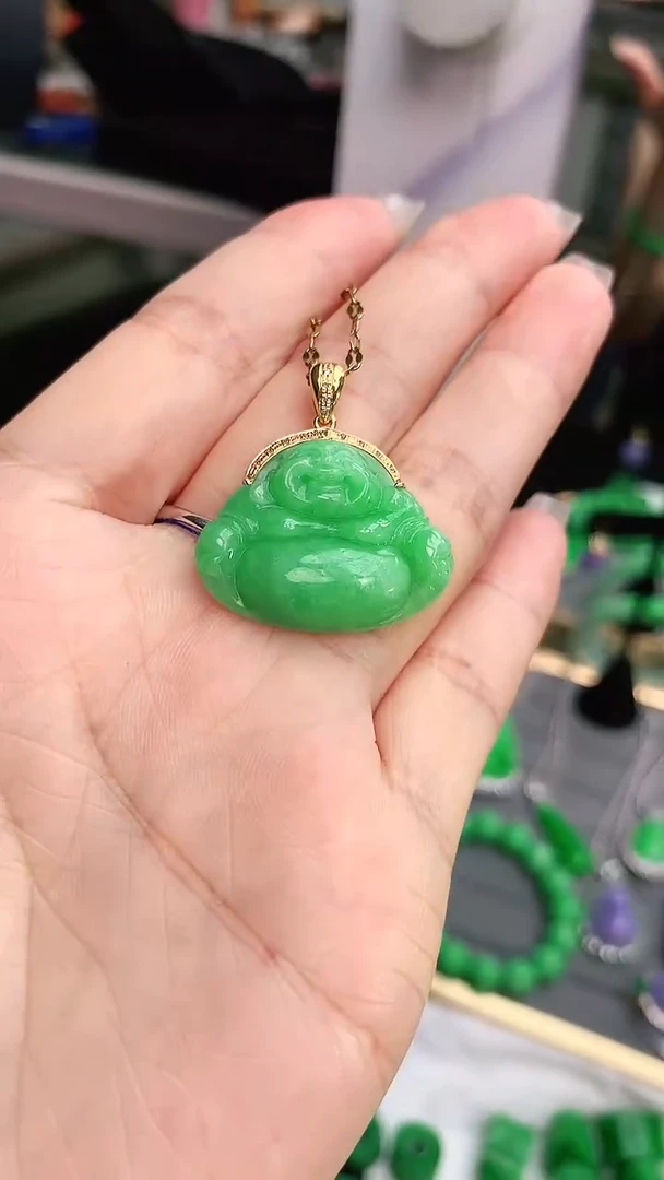 颈饰18K金镶嵌翡翠赠礼盒证书