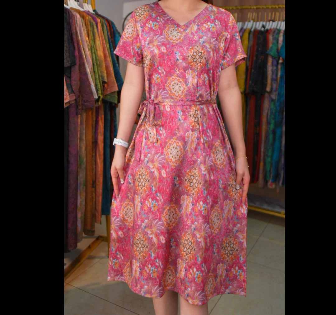 1021（粉花）连衣裙宽松遮肚子显瘦老料高端洋气长裙子女