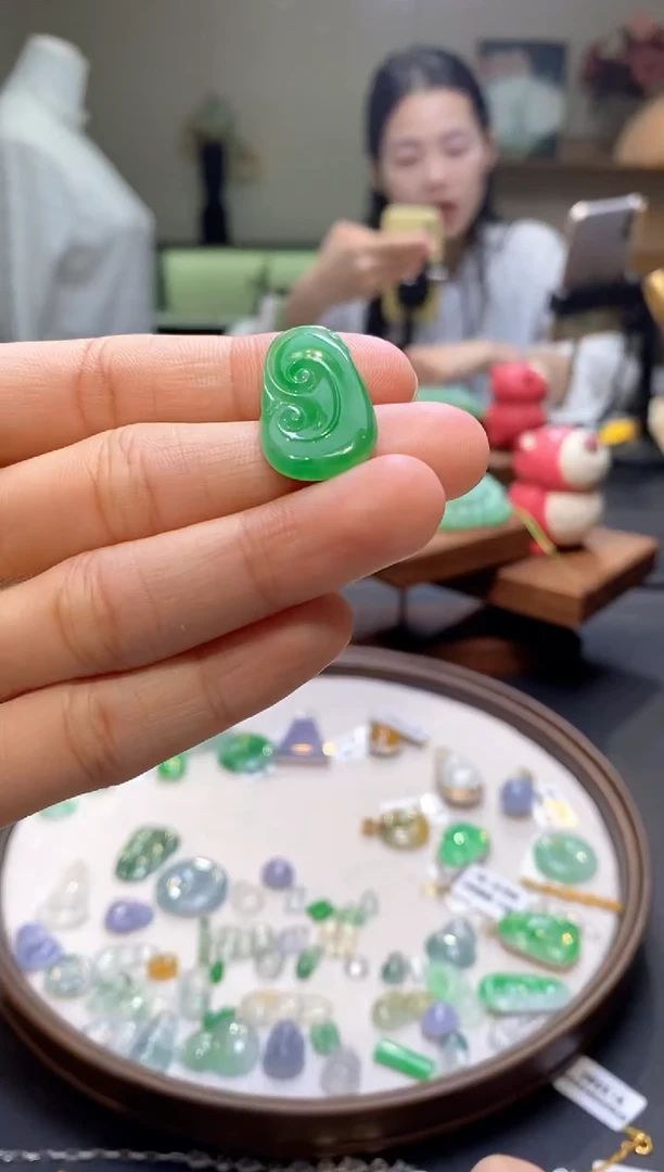 翡翠未镶嵌颈饰如意