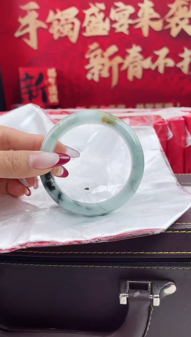 【闪购商品】翡翠手镯未镶嵌1翡翠手镯（微瑕）