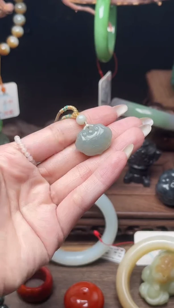 和田玉未镶嵌吊坠(不含链)吐拉牧场 如意锁有瑕疵