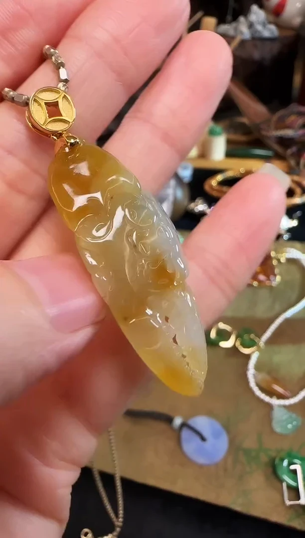 颈饰18K金镶嵌翡翠吊坠