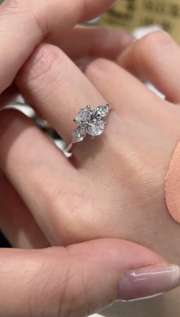 【闪购商品】实验室培育钻石18K金镶嵌椭圆三石1ct14圈