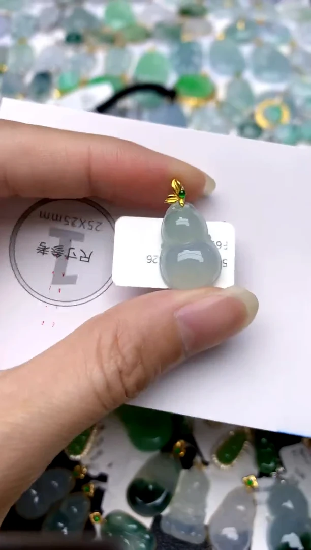 颈饰18K金镶嵌翡翠天然A货翡翠