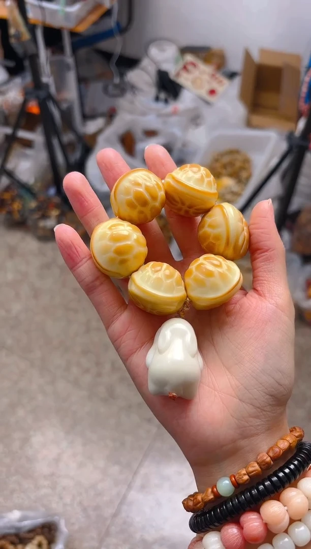 吊坠菩提根/象牙果超级大富甲手捻  白色趴趴兔 30+
