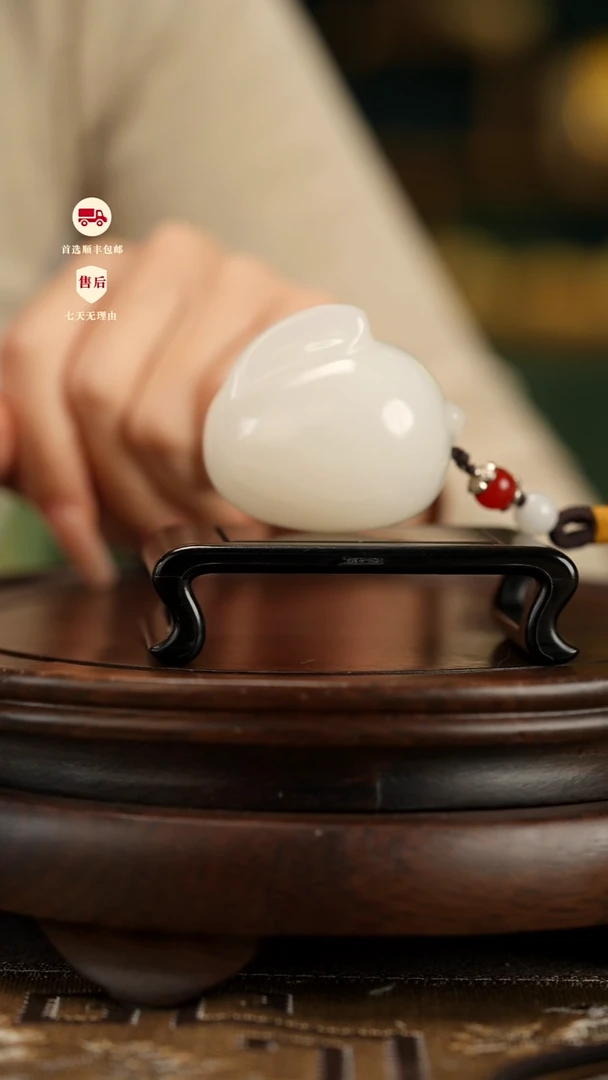 云南石荔枝白雕刻：前途无量手把件摆件