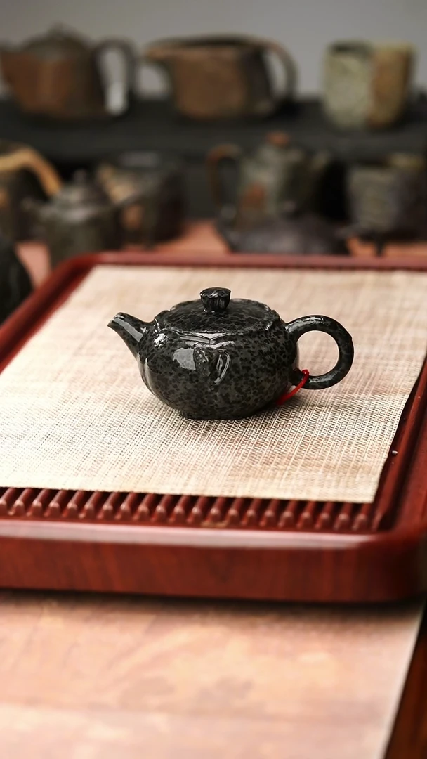 庄惠东老师作品冰碛岩重工雕刻黑豹莲花壶