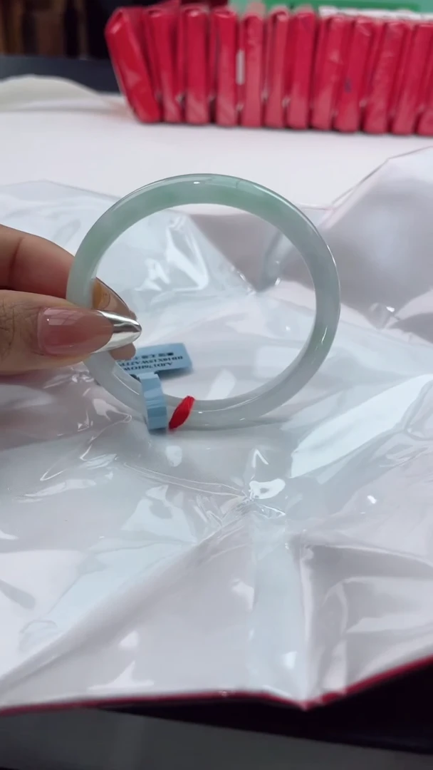 【闪购商品】翡翠手镯未镶嵌1翡翠手镯（微瑕）