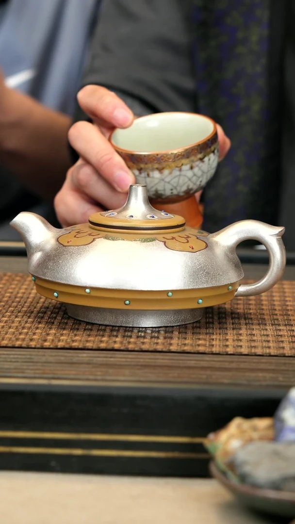 紫砂壶QCT46《莲莲登高》金银彩
