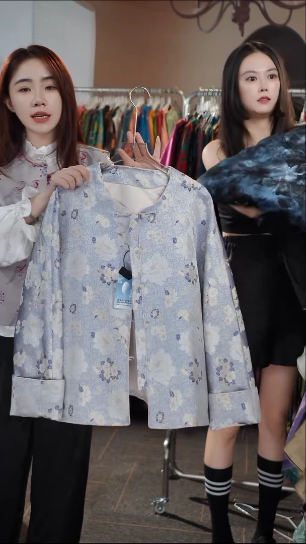 山茶花圆领外套