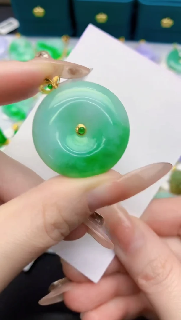 颈饰18K金镶嵌翡翠缅甸天然翡翠A货