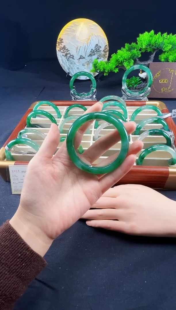 未镶嵌手镯石英质玉（非洲翠）手镯