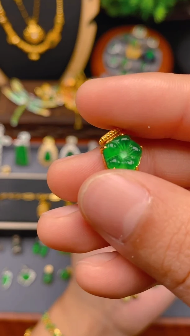 【闪购商品】翡翠吊坠(不含链)银S925镶嵌花花吊坠