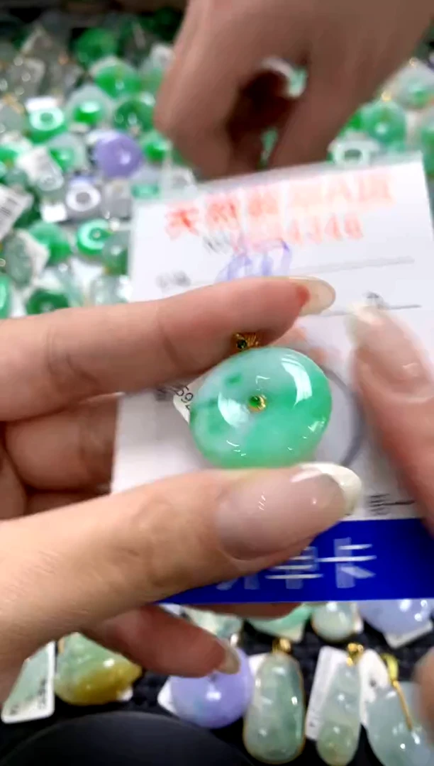翡翠18K金镶嵌颈饰1111111111111111