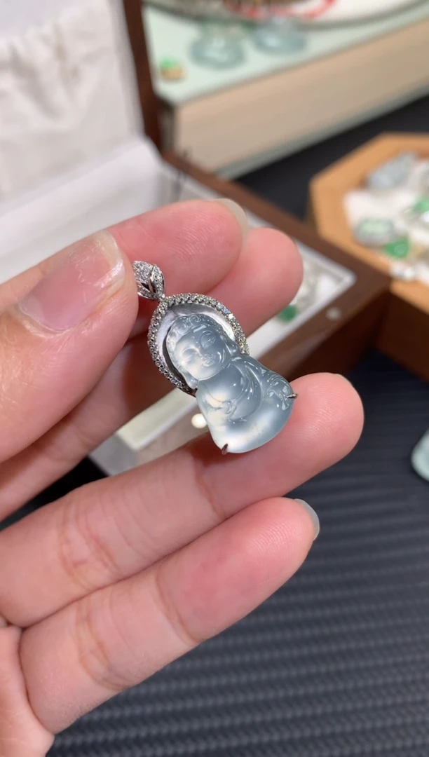 颈饰18K金镶嵌翡翠大日如来