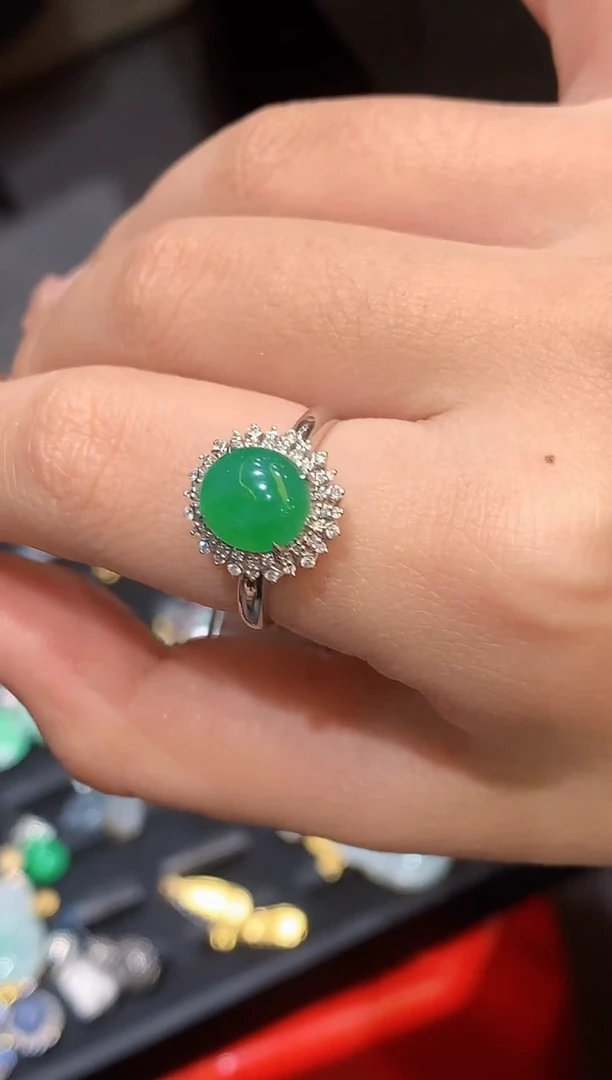 18K金镶嵌戒指翡翠多样性发其一