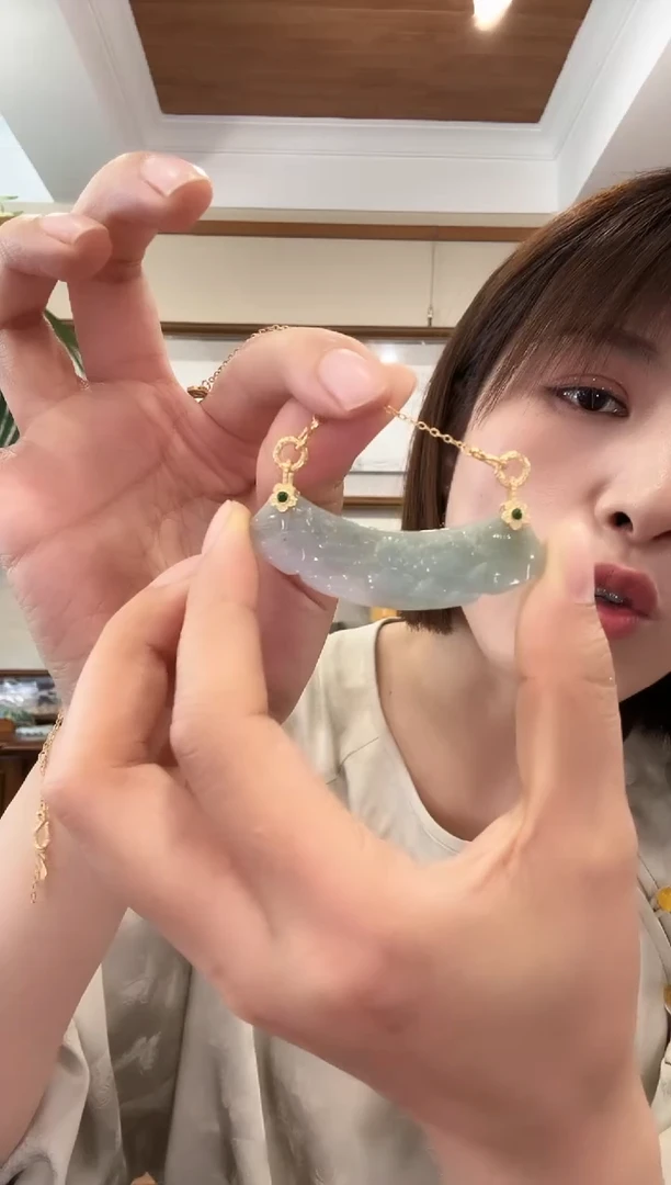 翡翠未镶嵌颈饰国风