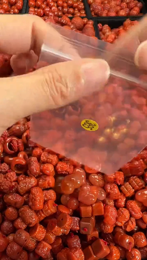 南红玛瑙未镶嵌颈饰1