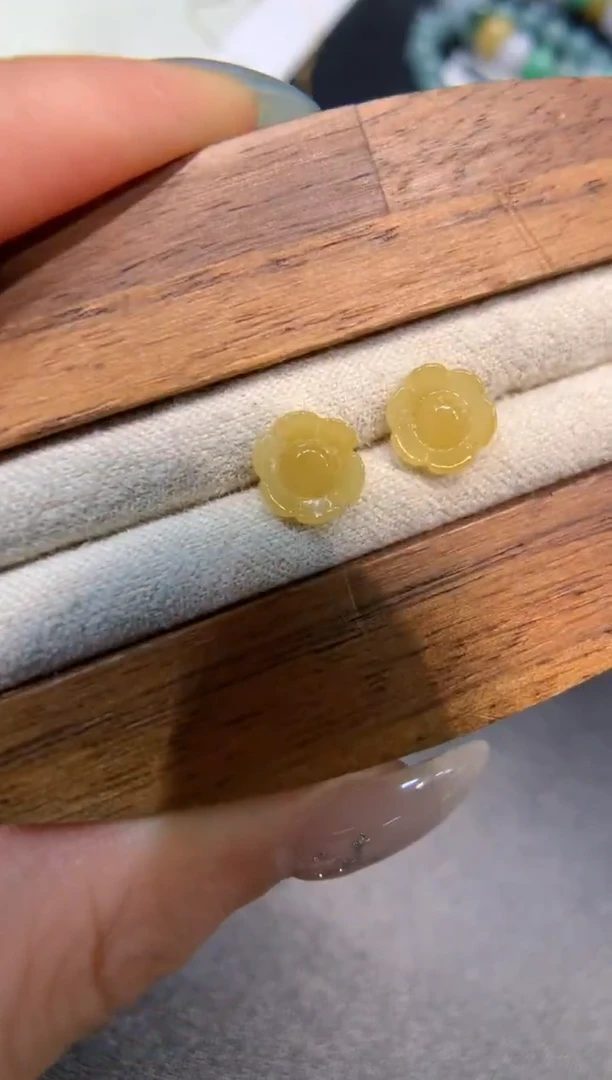 18K金镶嵌翡翠耳饰耳钉